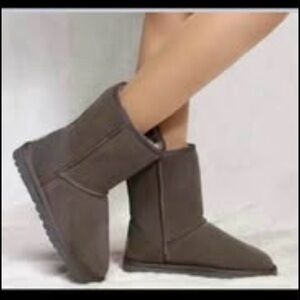 Ladies winter boots size 8-new